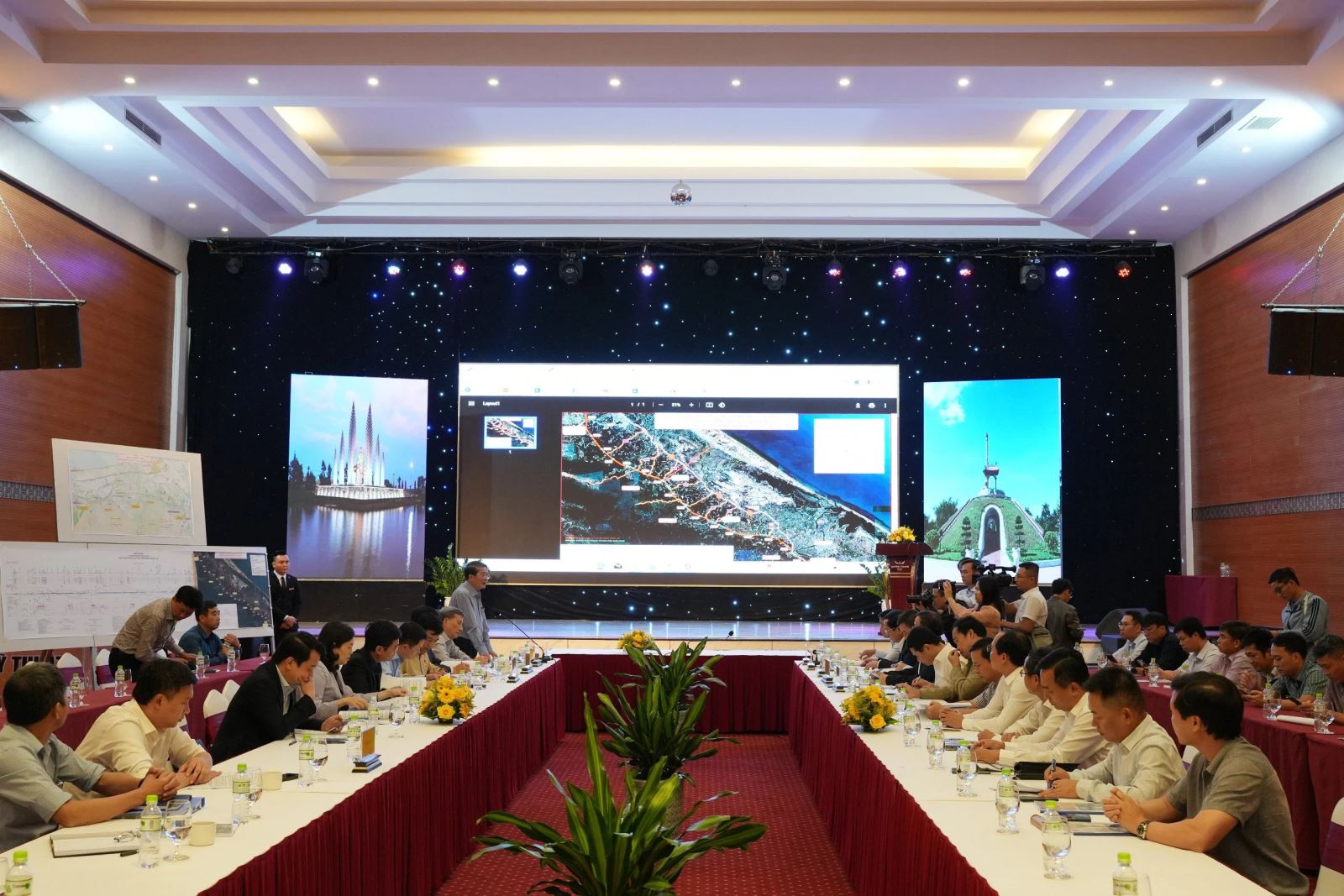 Lãnh đạo tỉnh Thừa Thiên Huế và Quảng Trị kiến nghị ưu tiên nguồn lực, sớm đầu tư nâng cấp cao tốc Cam Lộ - La Sơn lên 4 làn xe.